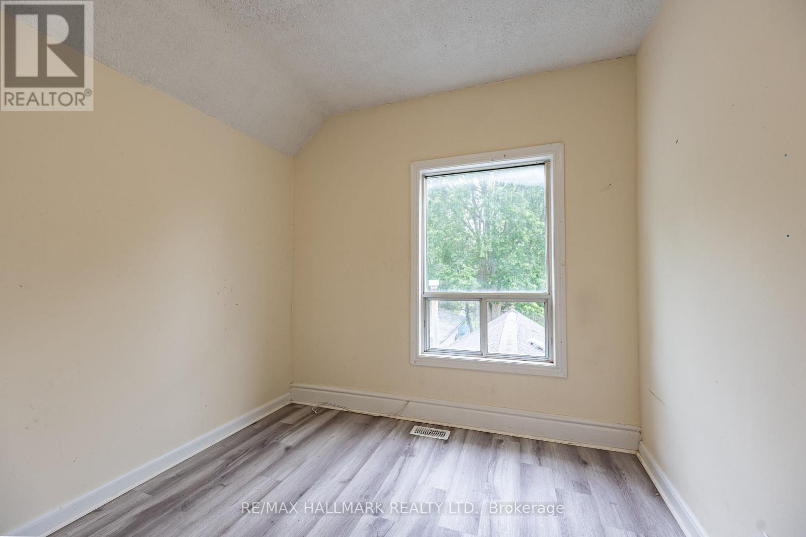 (upper Floor) - 307 Grey Street E Property Photo 10