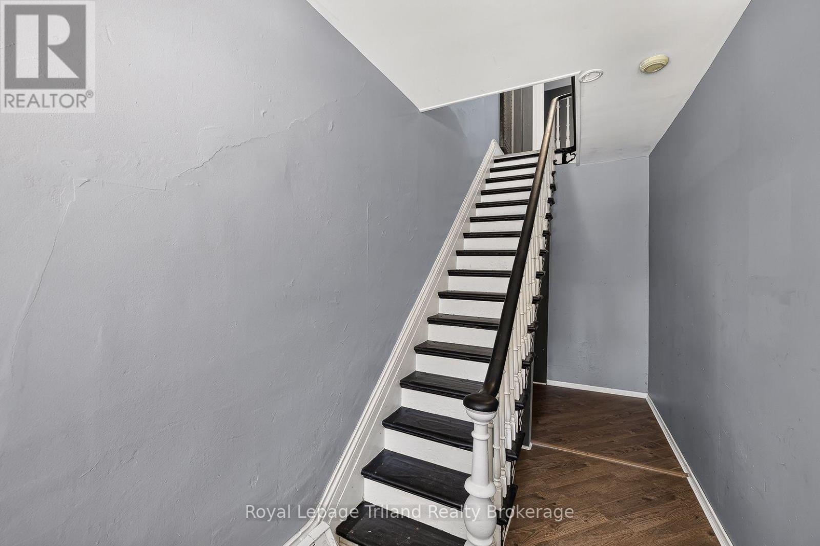 156-158 Charles Street W Property Photo 12