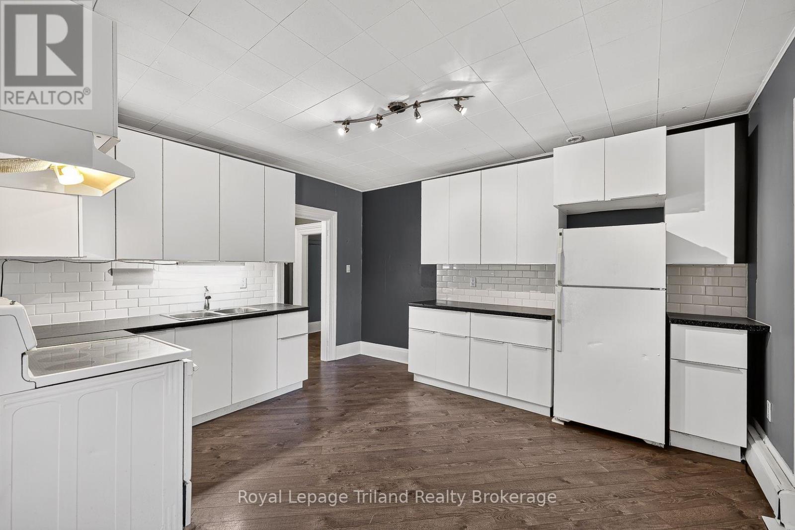 156-158 Charles Street W Property Photo 15