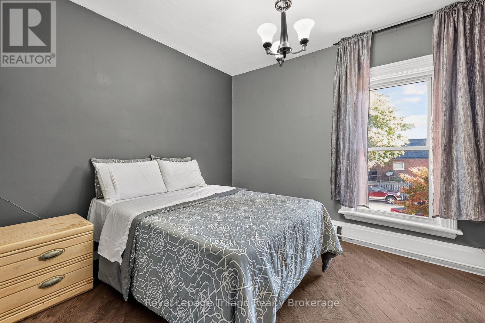 156-158 Charles Street W Property Photo 18