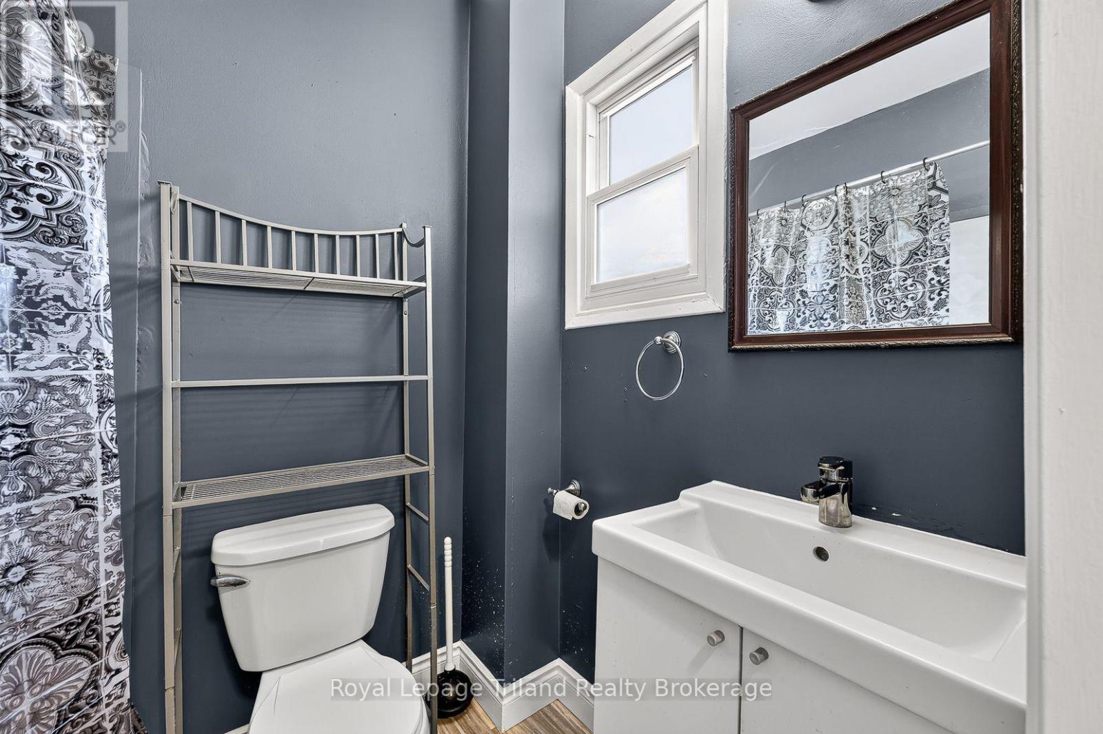 156-158 Charles Street W Property Photo 20