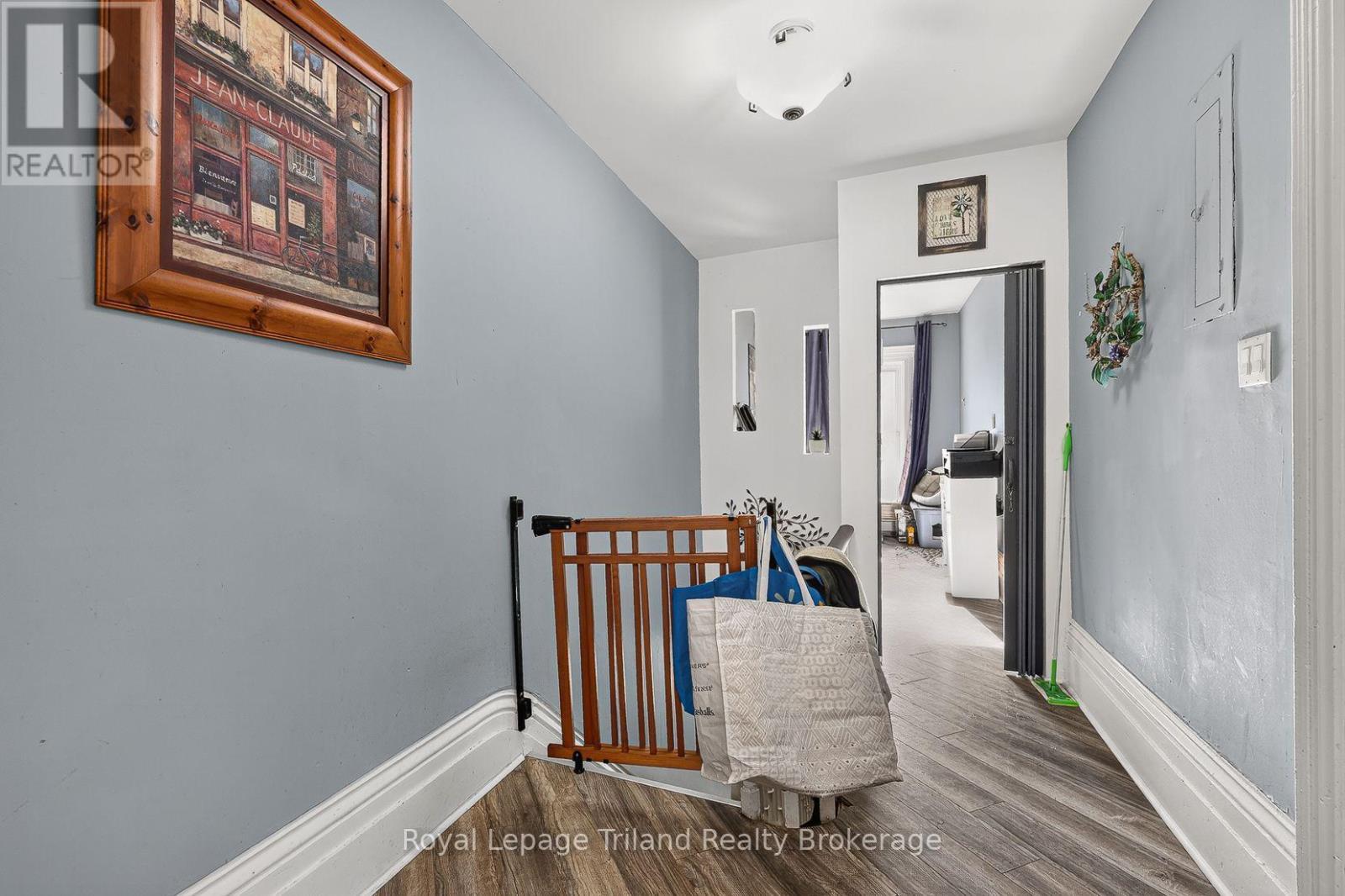 156-158 Charles Street W Property Photo 25