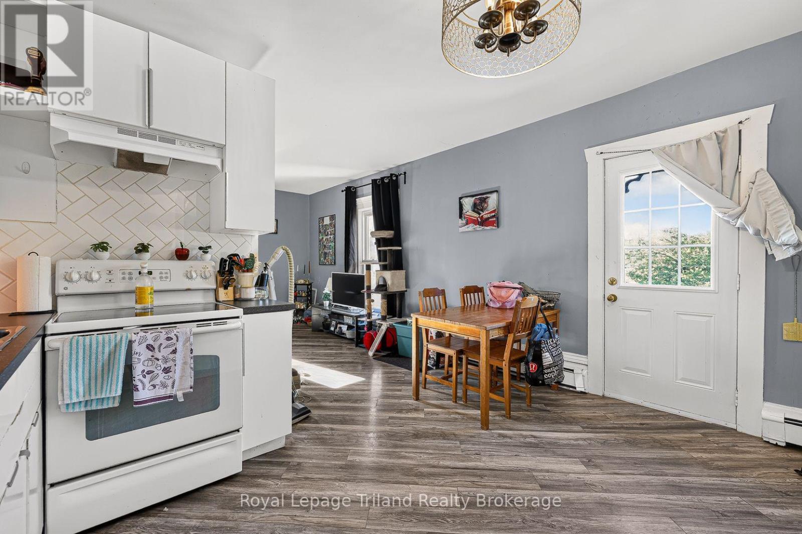 156-158 Charles Street W Property Photo 26