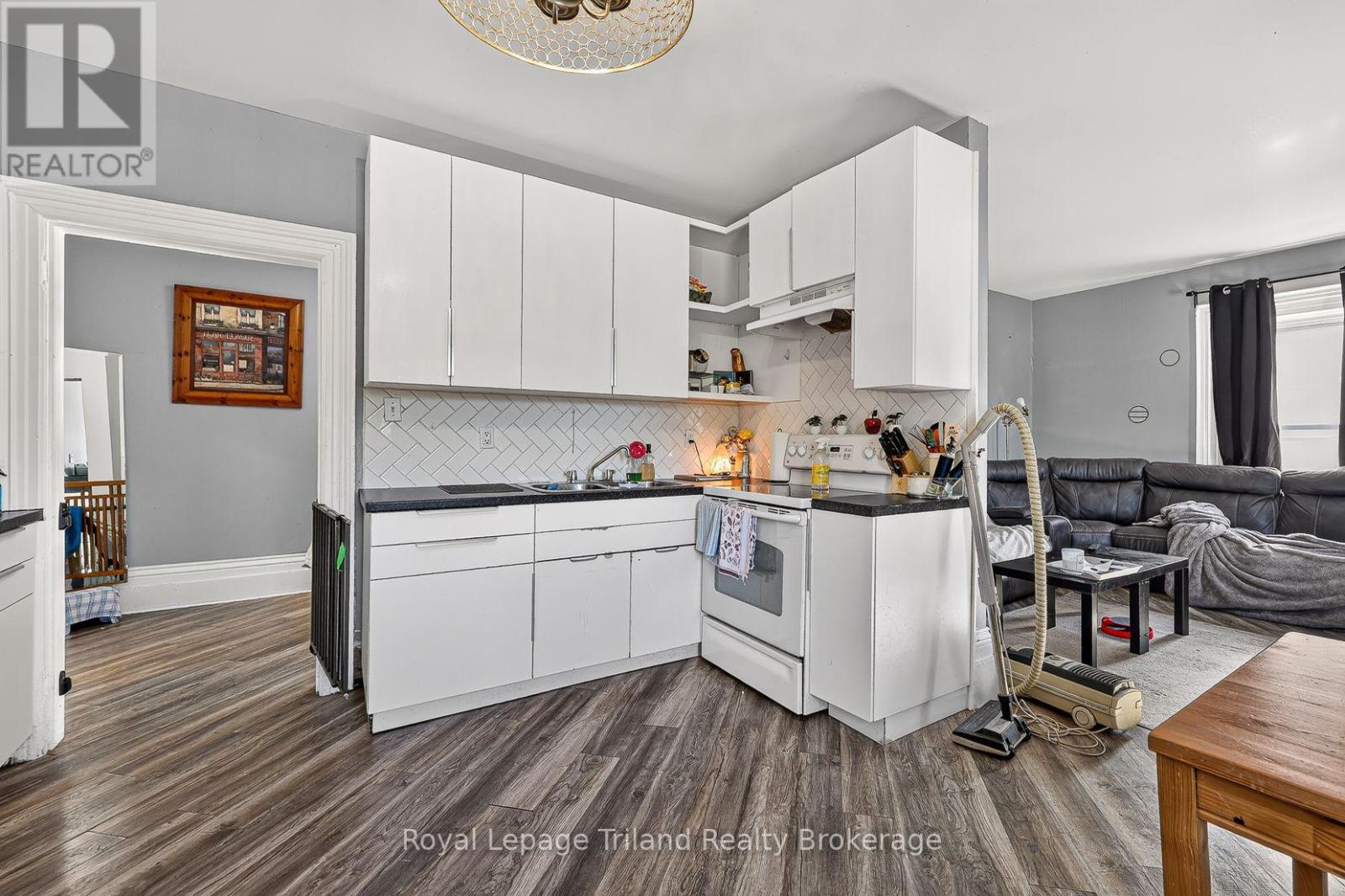 156-158 Charles Street W Property Photo 27