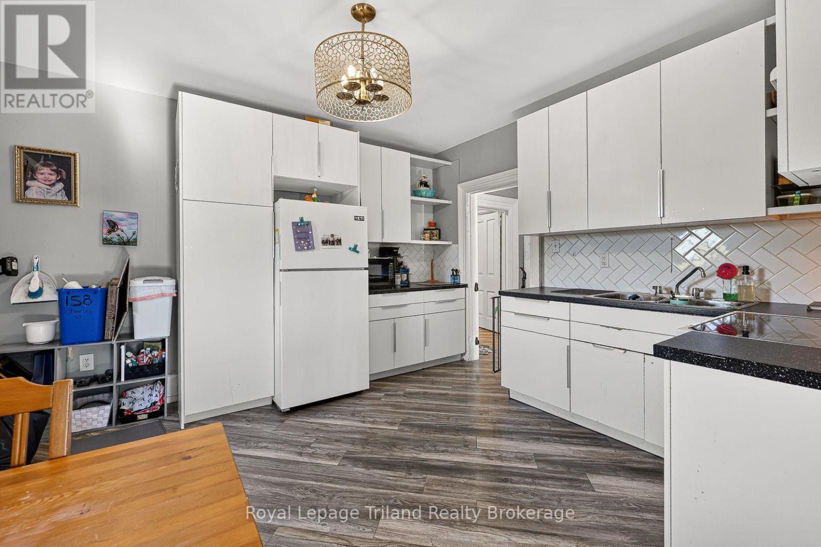 156-158 Charles Street W Property Photo 28