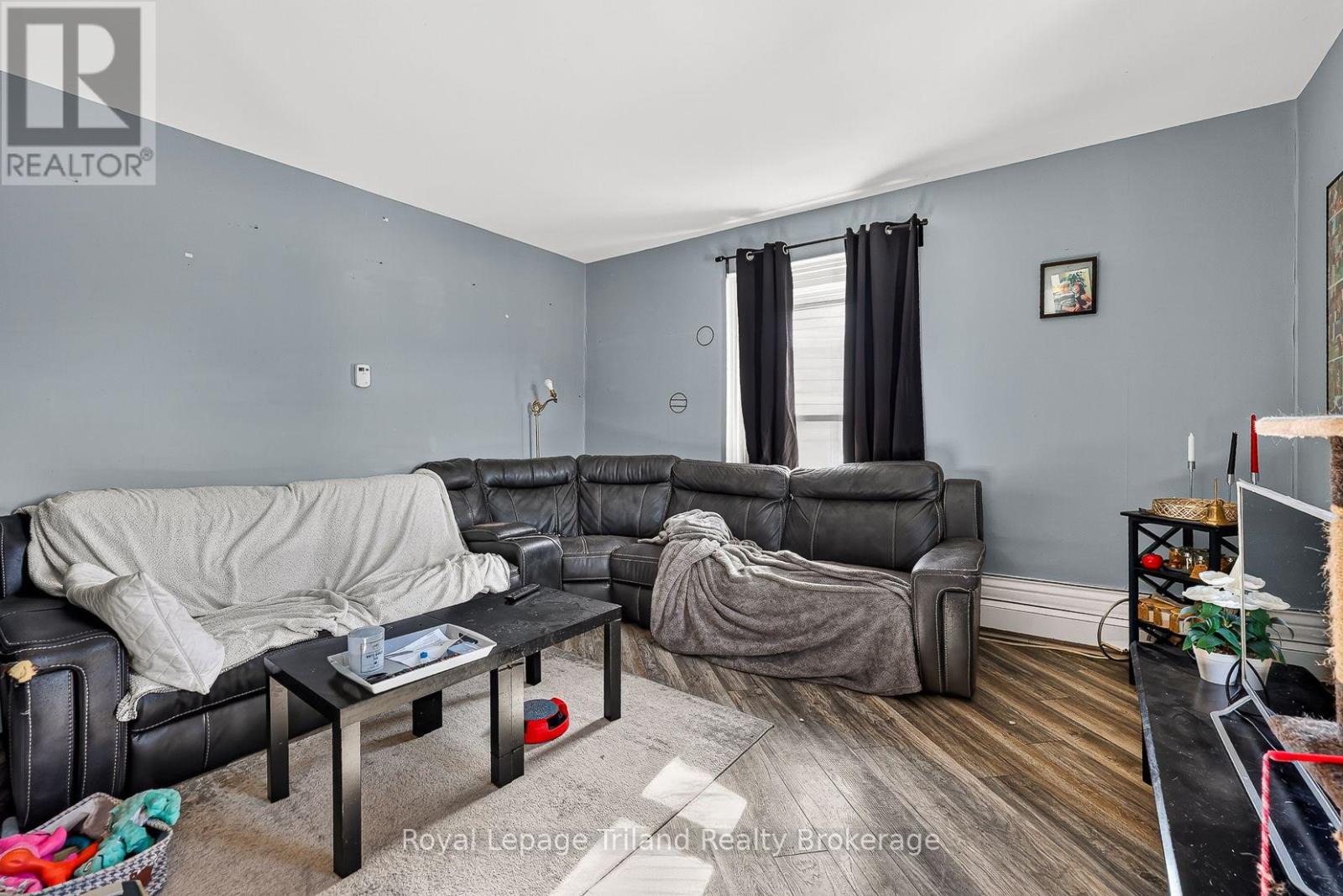 156-158 Charles Street W Property Photo 29