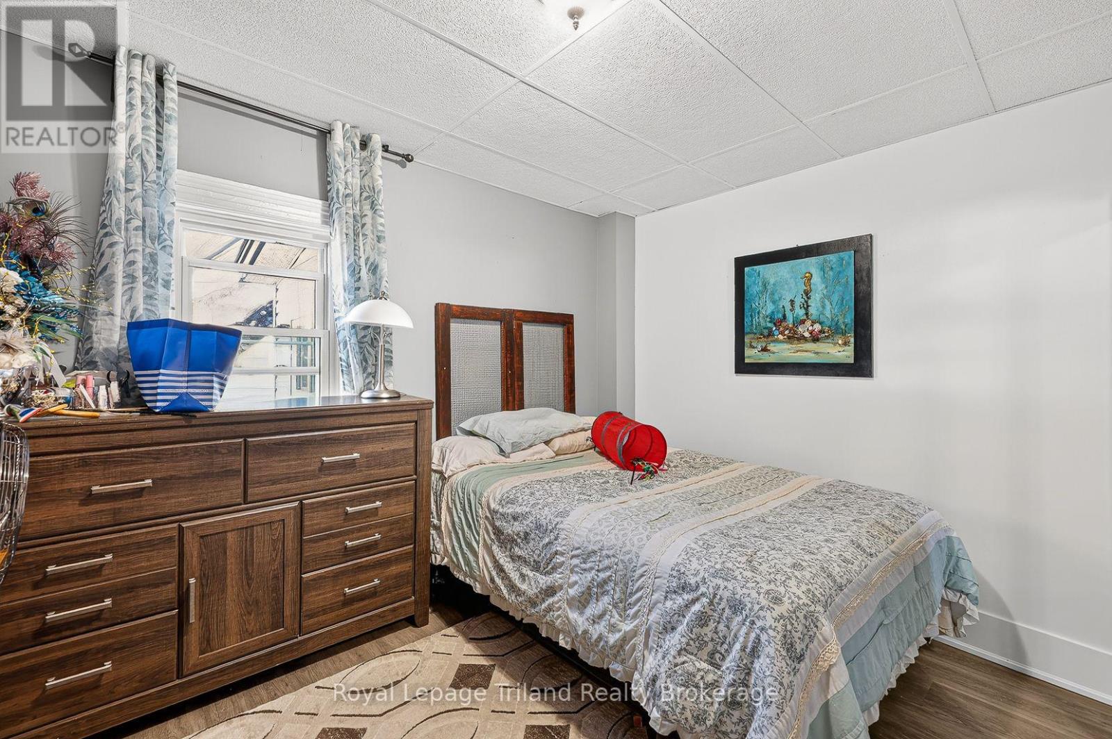 156-158 Charles Street W Property Photo 38