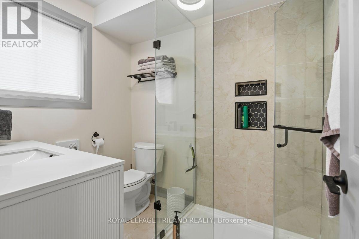 Lower - 27 Aldborough Avenue Property Photo 4