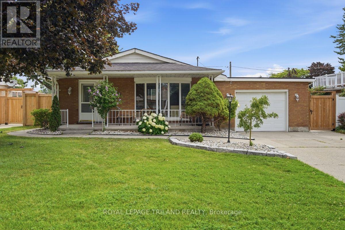 Lower - 27 Aldborough Avenue Property Photo 18