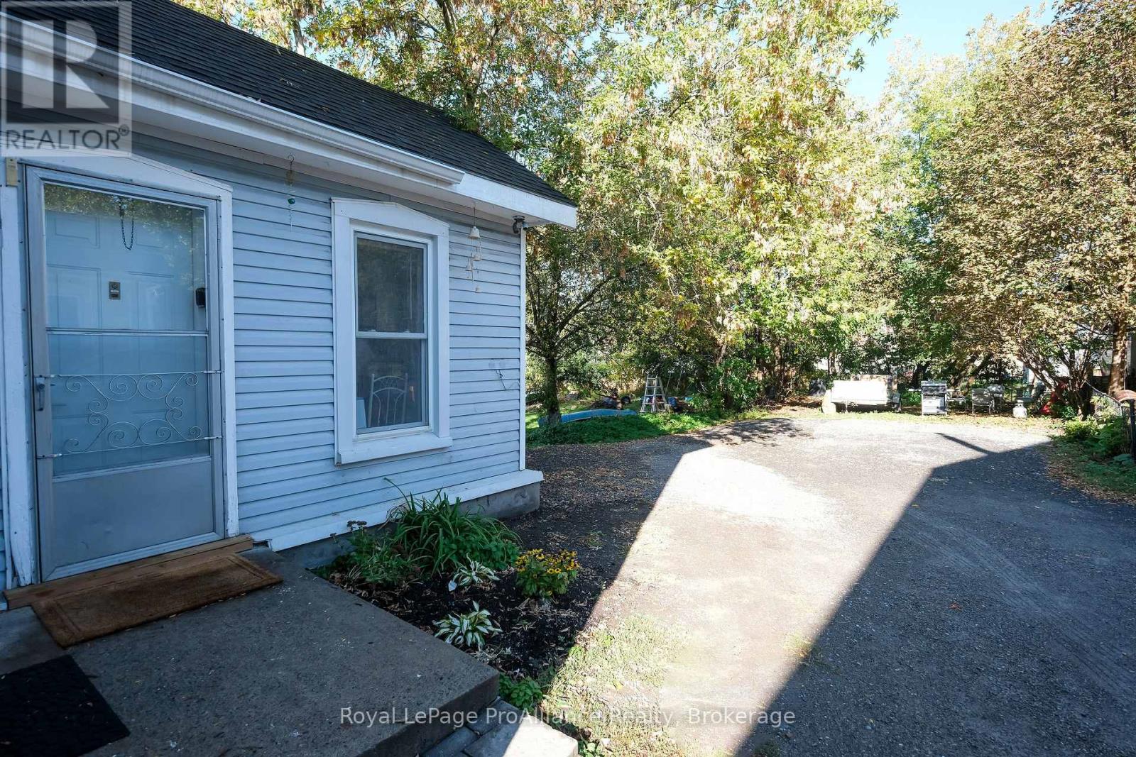 395 Bleecker Avenue Property Photo 4
