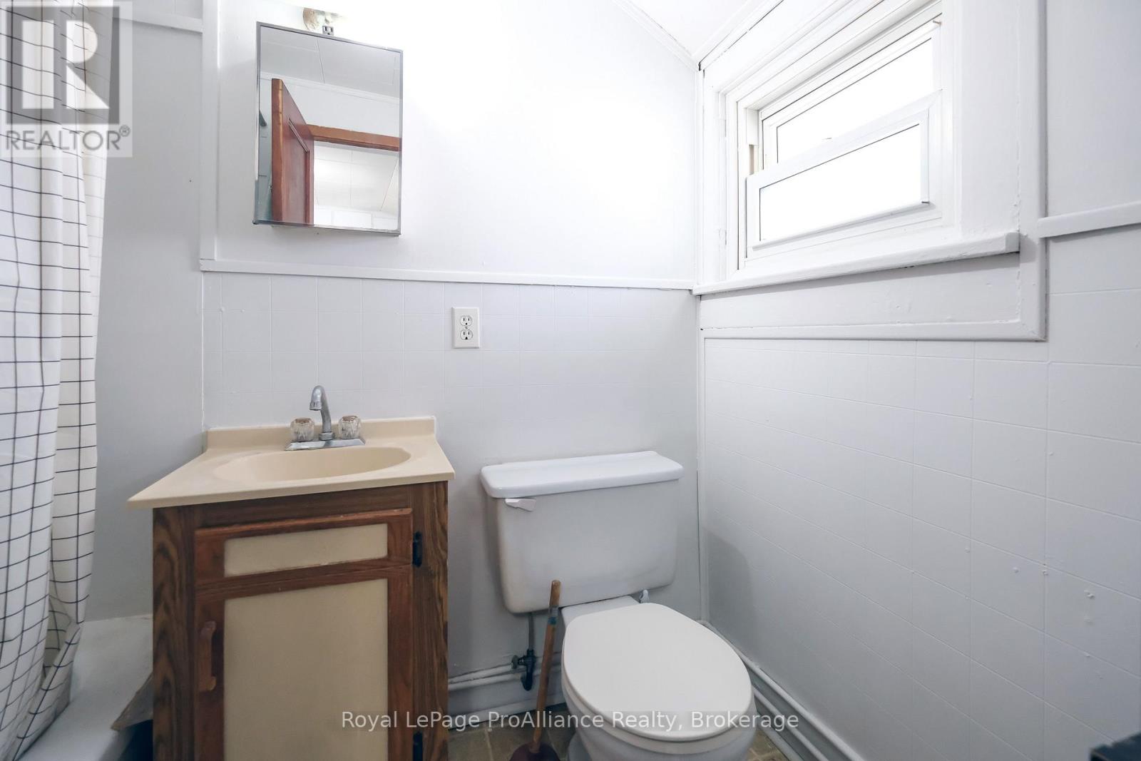 395 Bleecker Avenue Property Photo 22