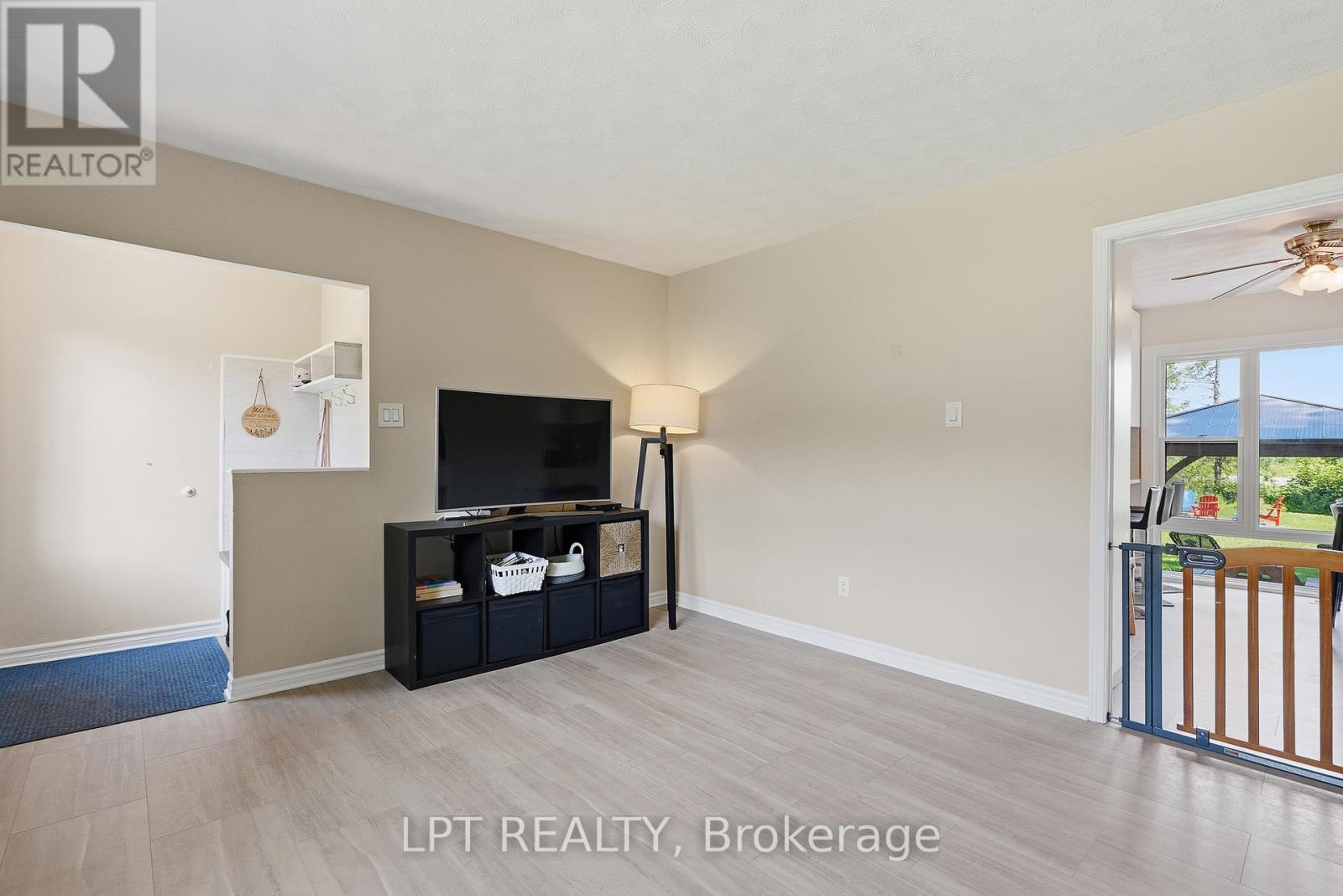 1467 Meadow Road N Property Photo 8