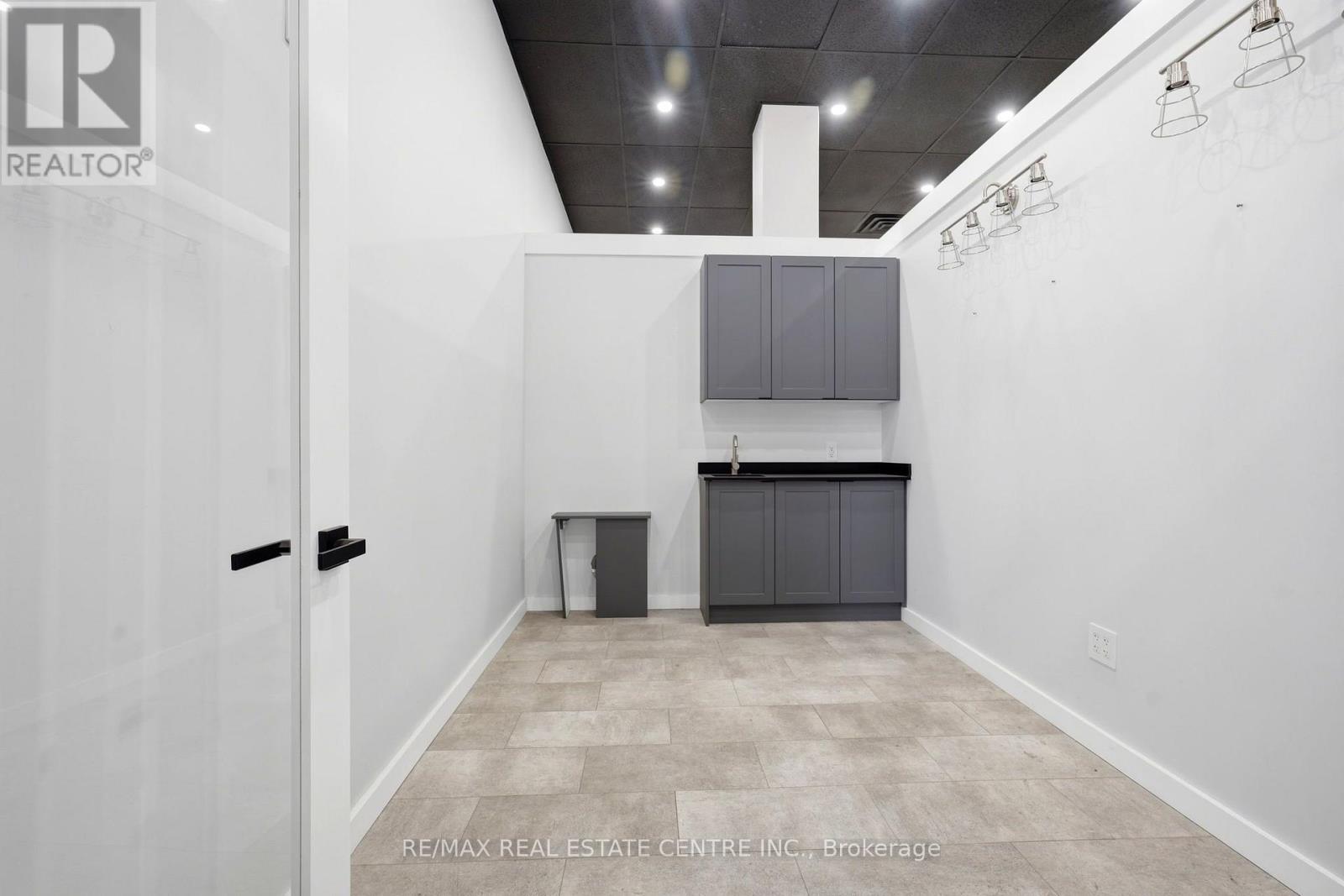 103 - 45 Wyndham Street N Property Photo 3