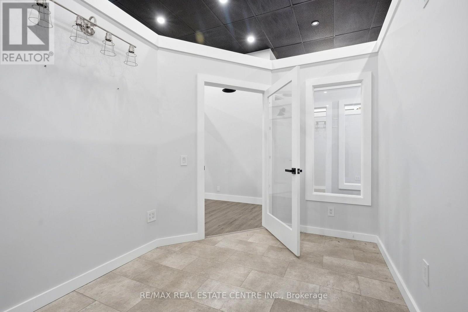 103 - 45 Wyndham Street N Property Photo 4