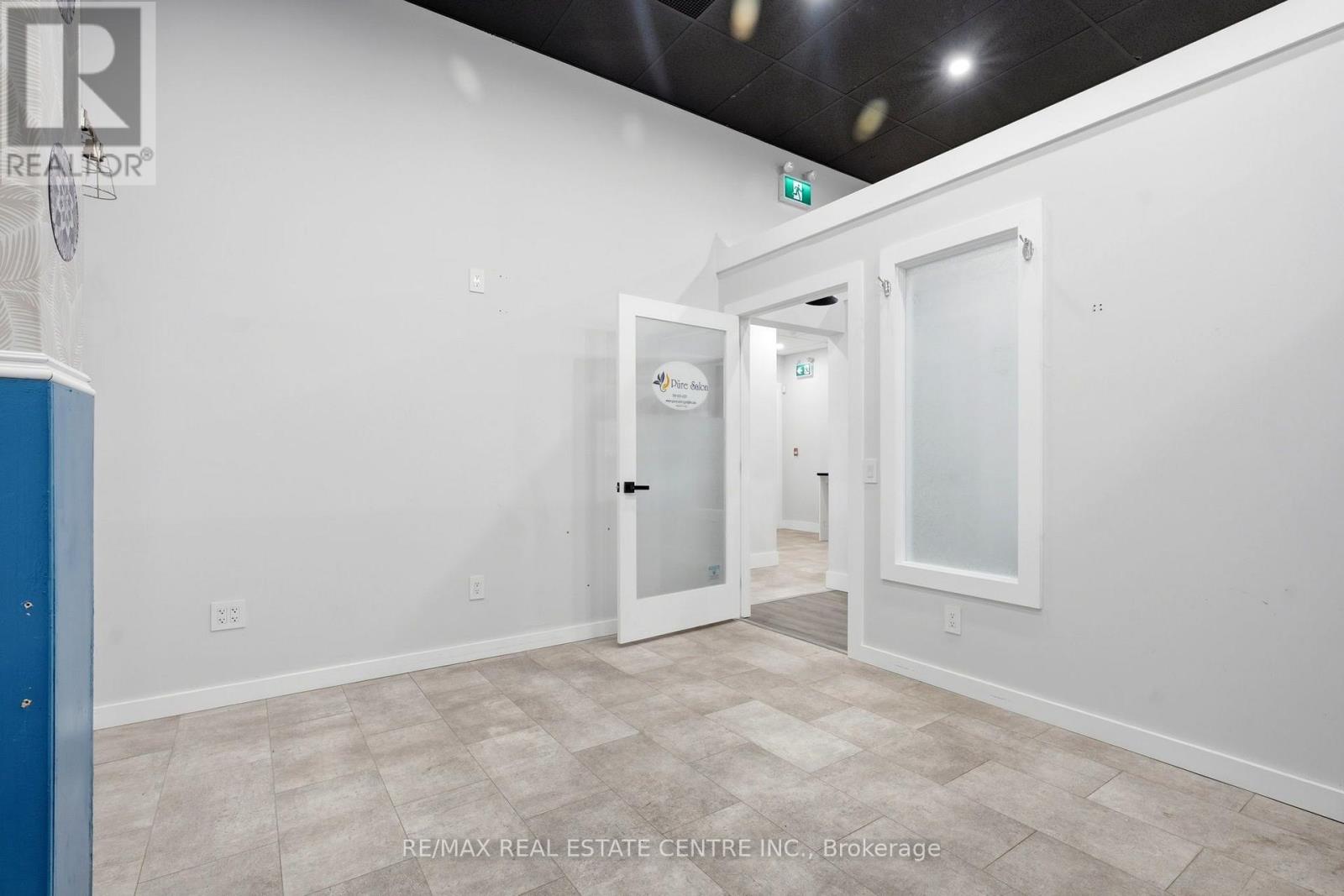 103 - 45 Wyndham Street N Property Photo 8