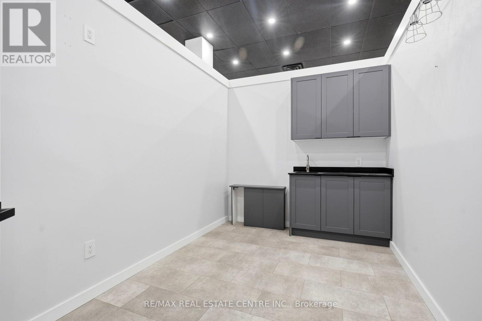 103 - 45 Wyndham Street N Property Photo 9