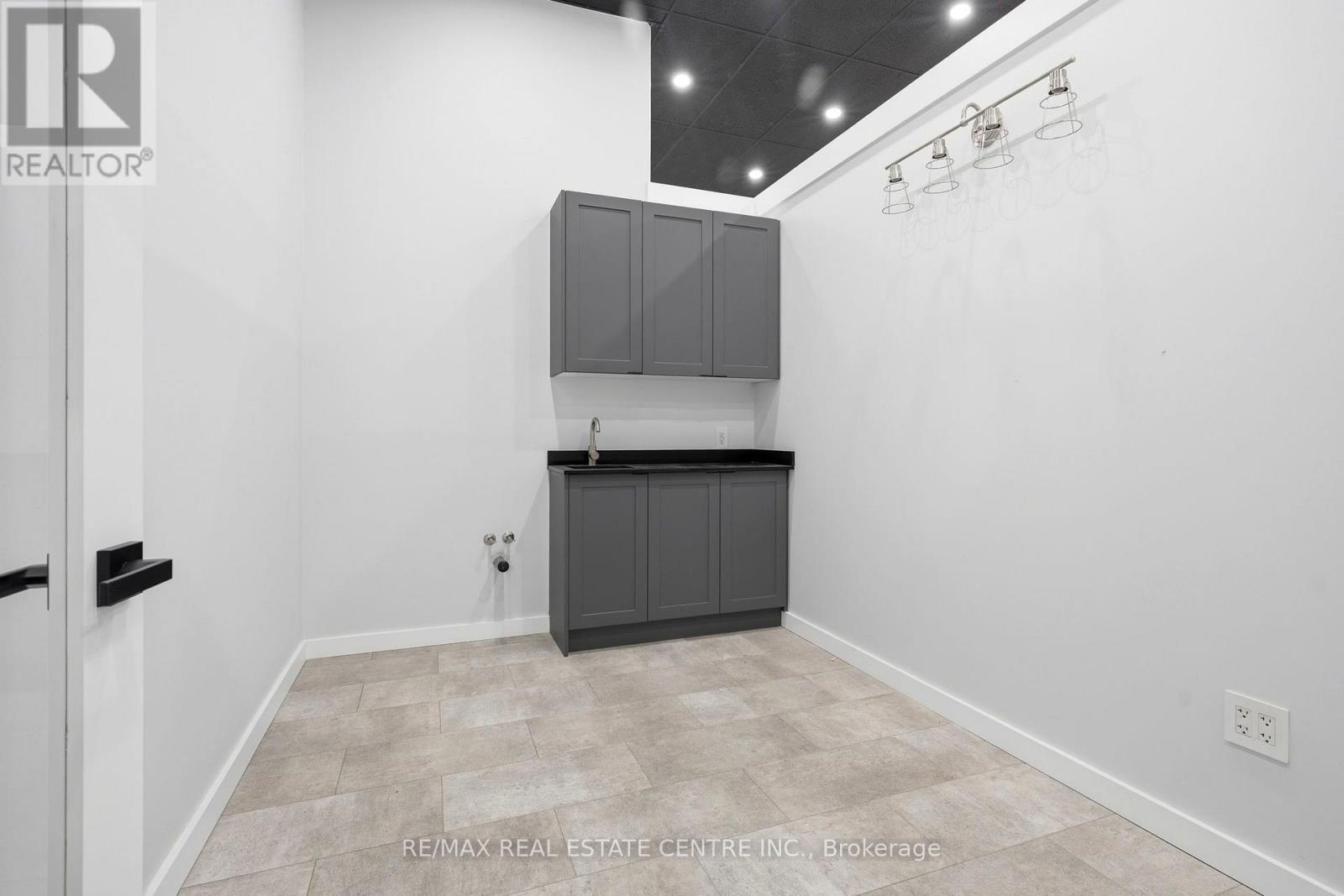 103 - 45 Wyndham Street N Property Photo 11