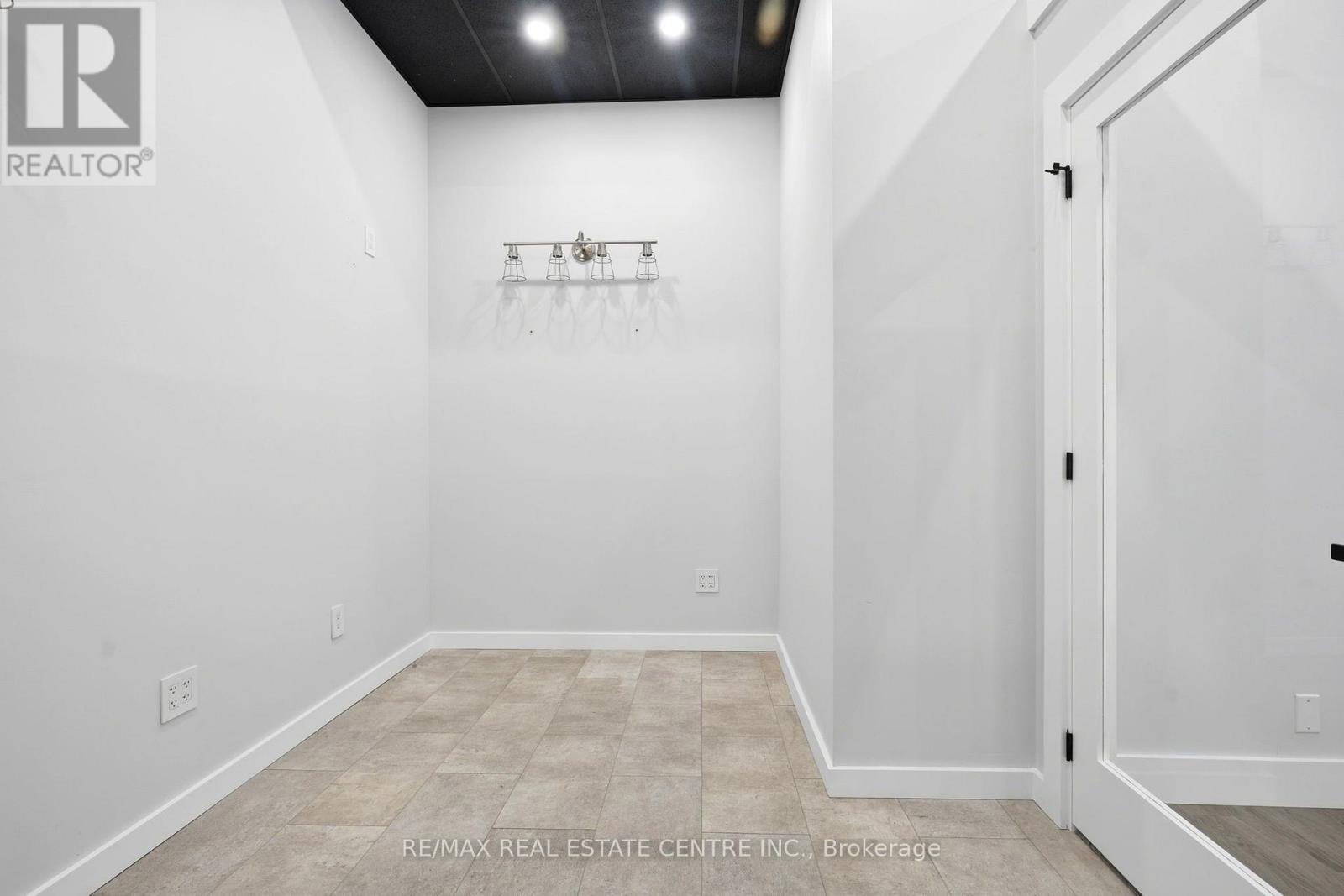 103 - 45 Wyndham Street N Property Photo 13