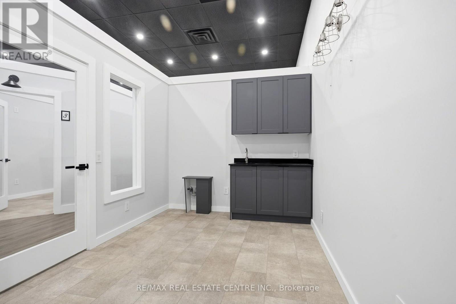 103 - 45 Wyndham Street N Property Photo 14