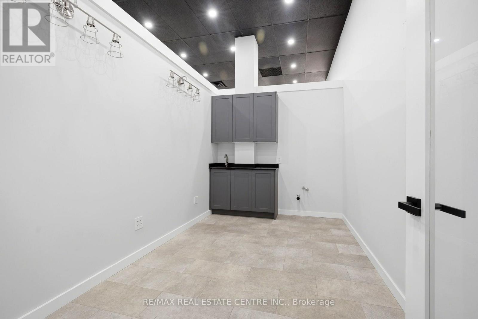 103 - 45 Wyndham Street N Property Photo 22