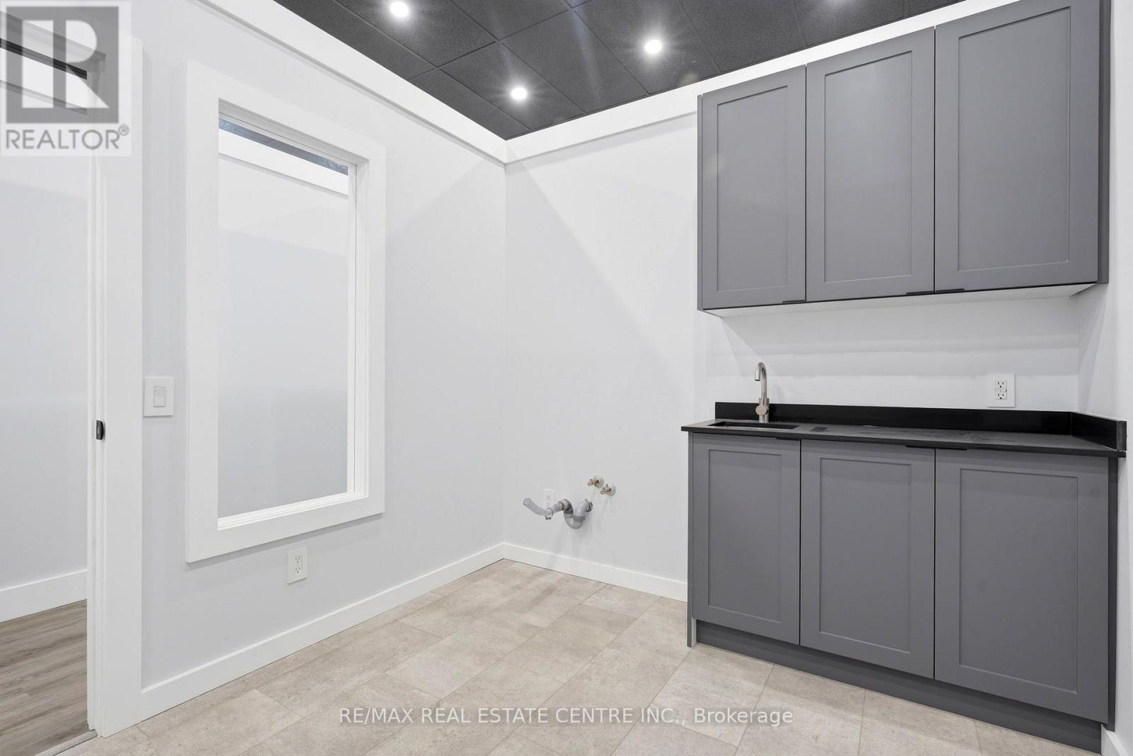 103 - 45 Wyndham Street N Property Photo 26