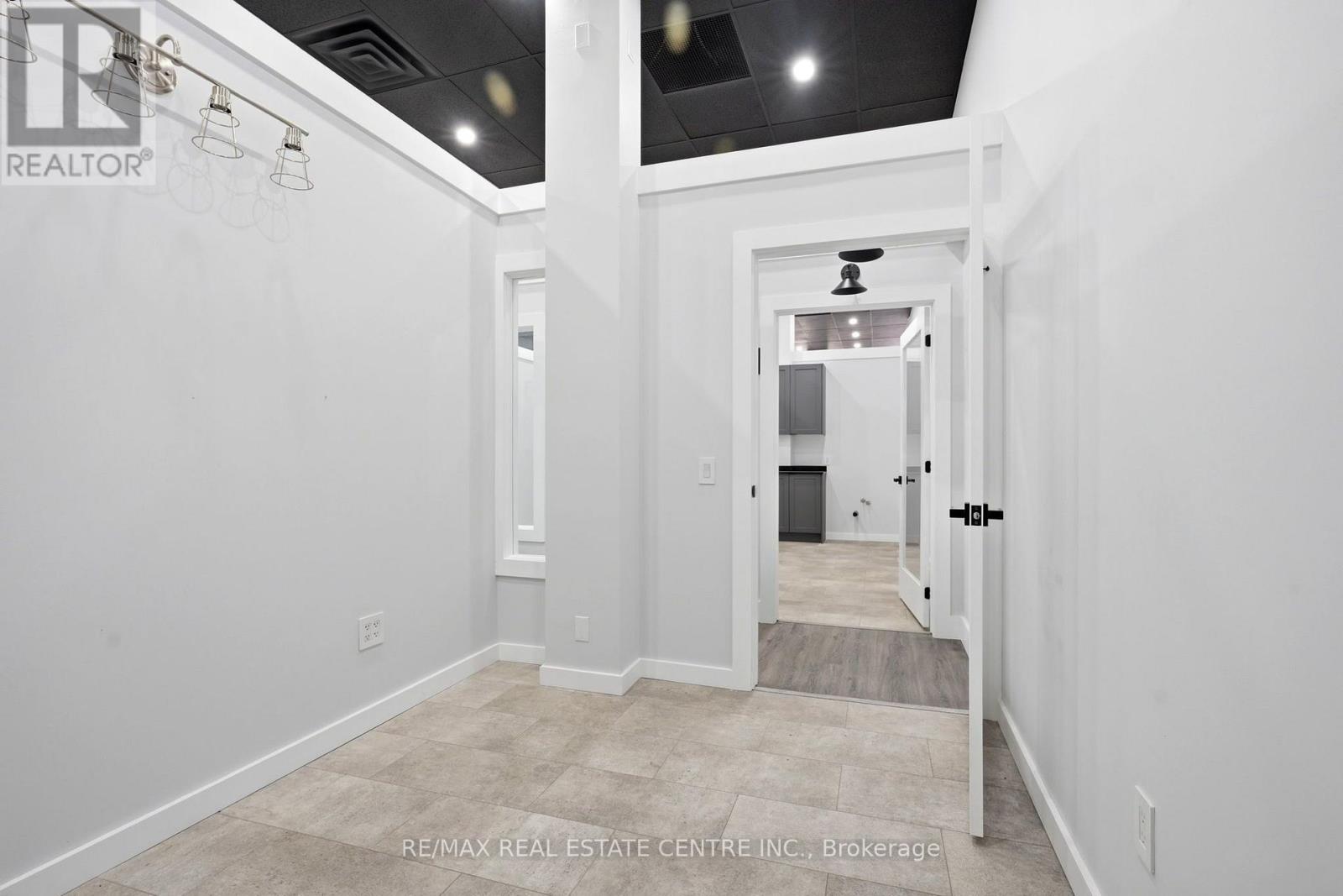 103 - 45 Wyndham Street N Property Photo 28