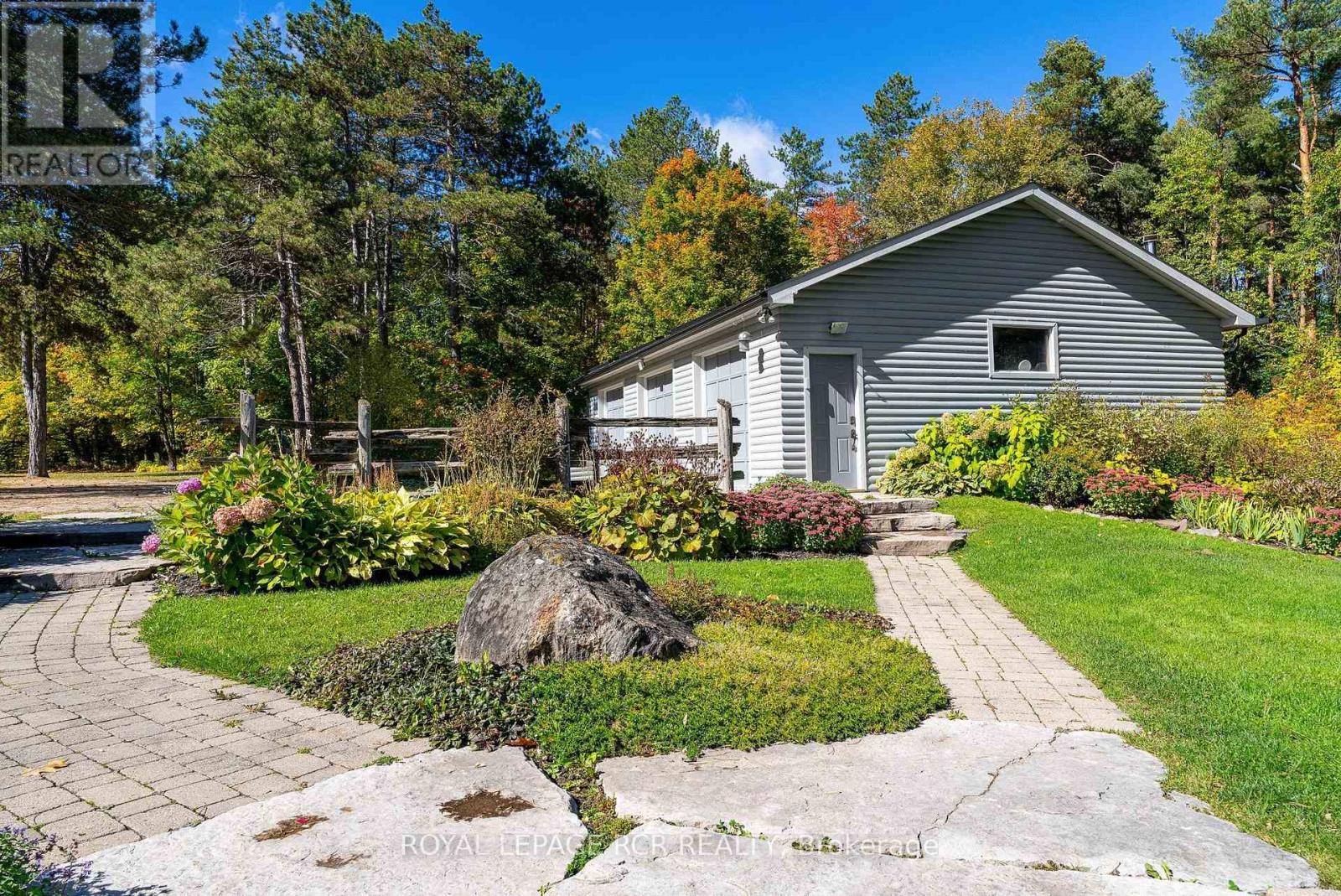 718157 1st Line E Property Photo 4
