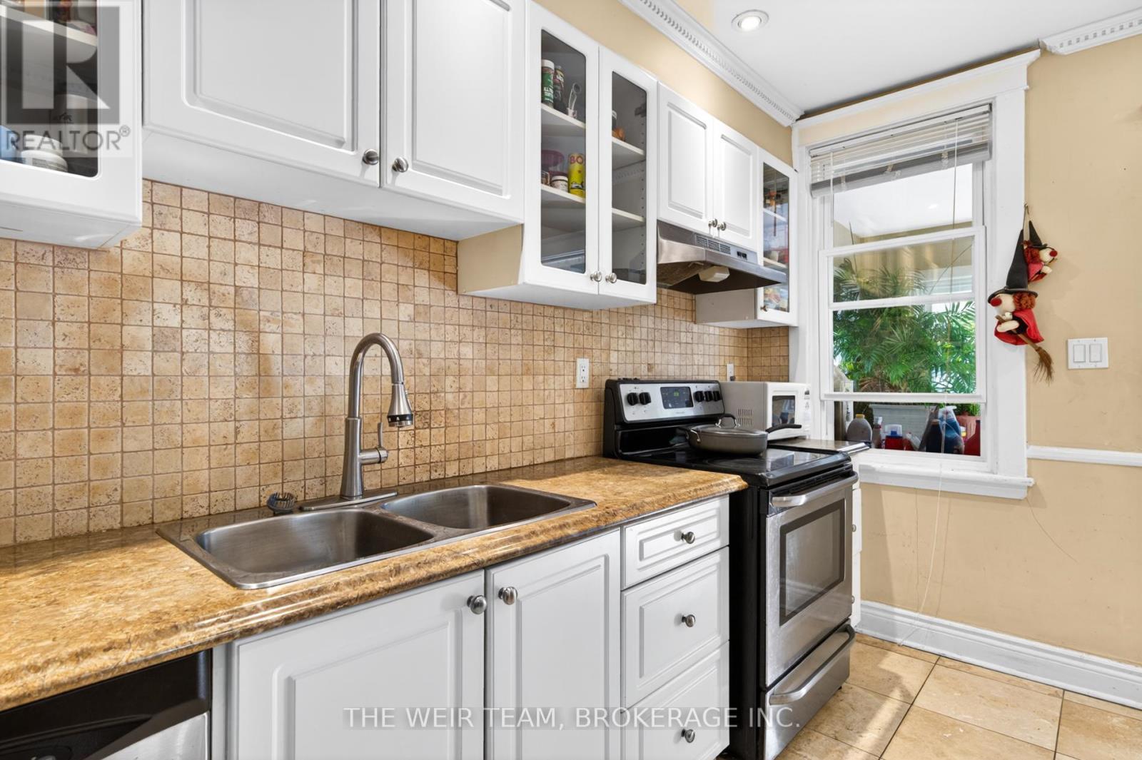 226 Ottawa Street S Property Photo 7