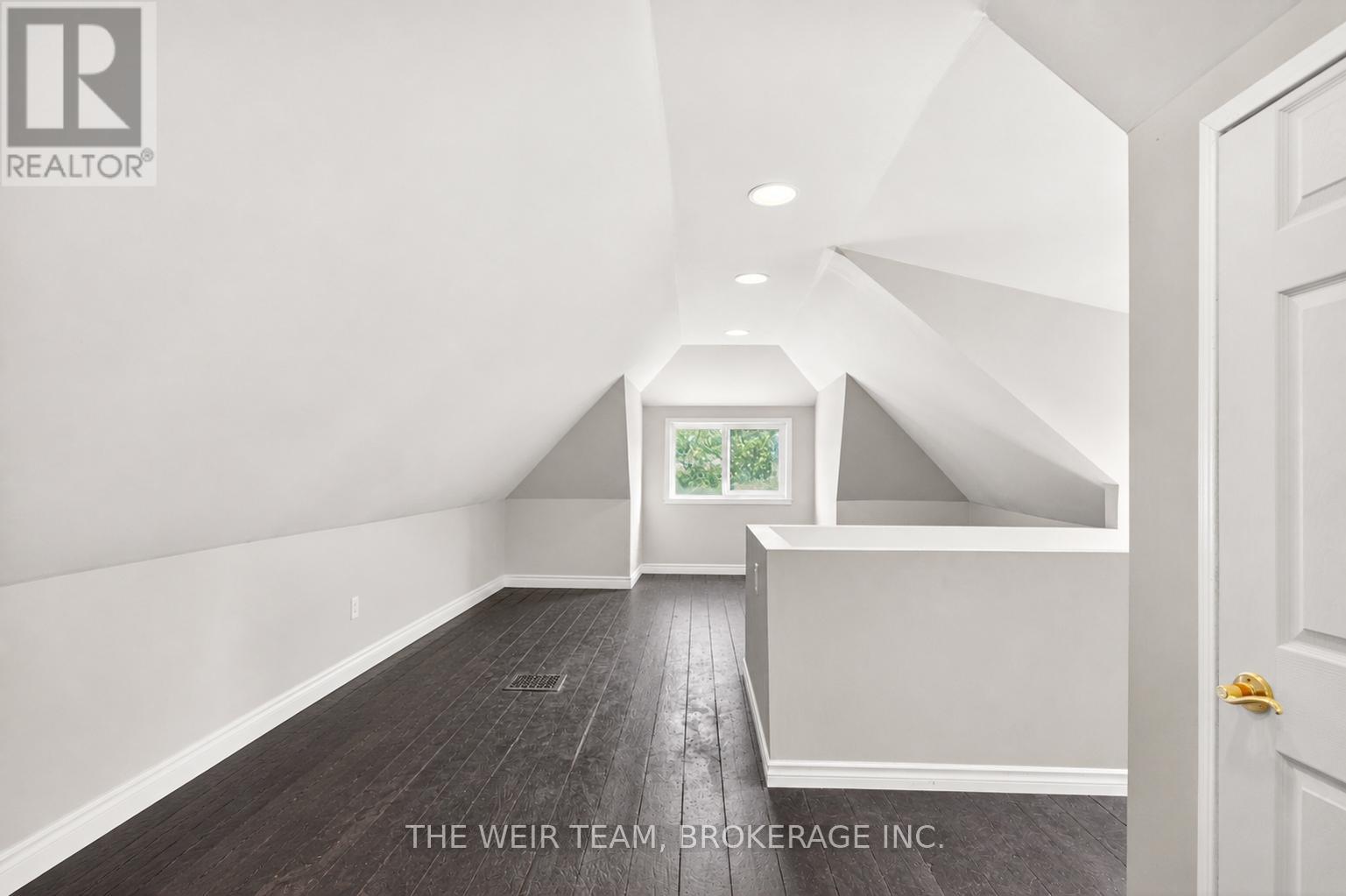 226 Ottawa Street S Property Photo 29