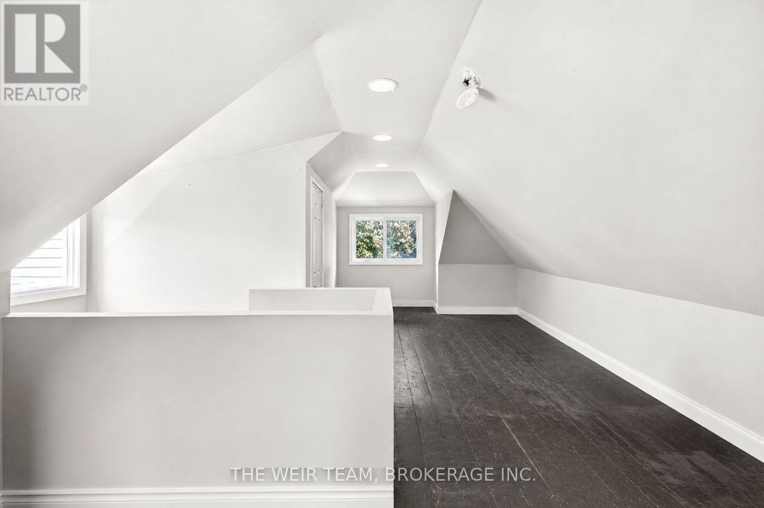 226 Ottawa Street S Property Photo 30