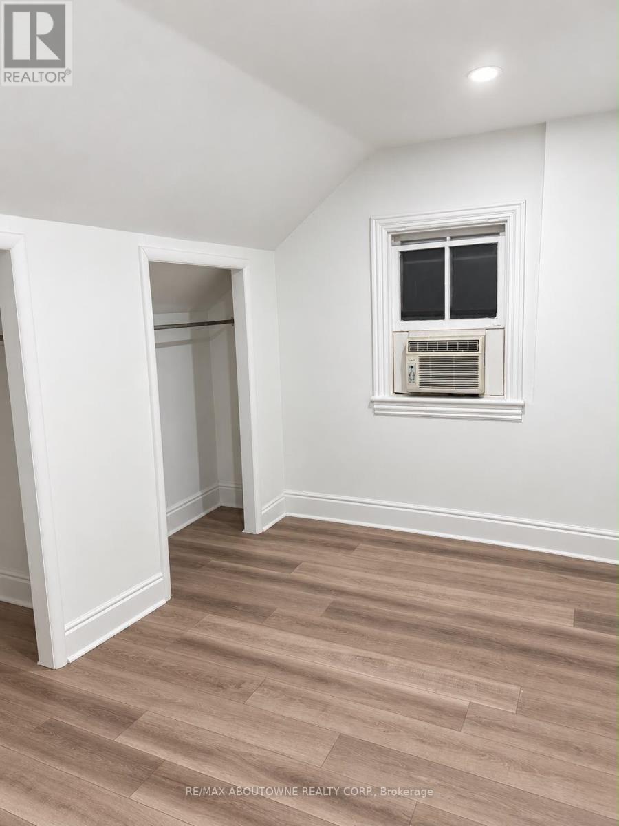 70 Wellington Street S Property Photo 2