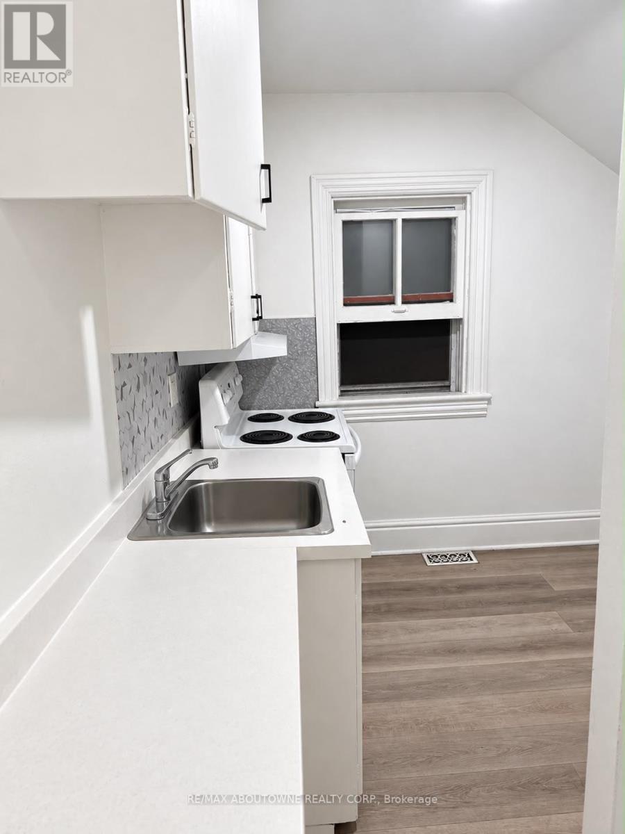 70 Wellington Street S Property Photo 3