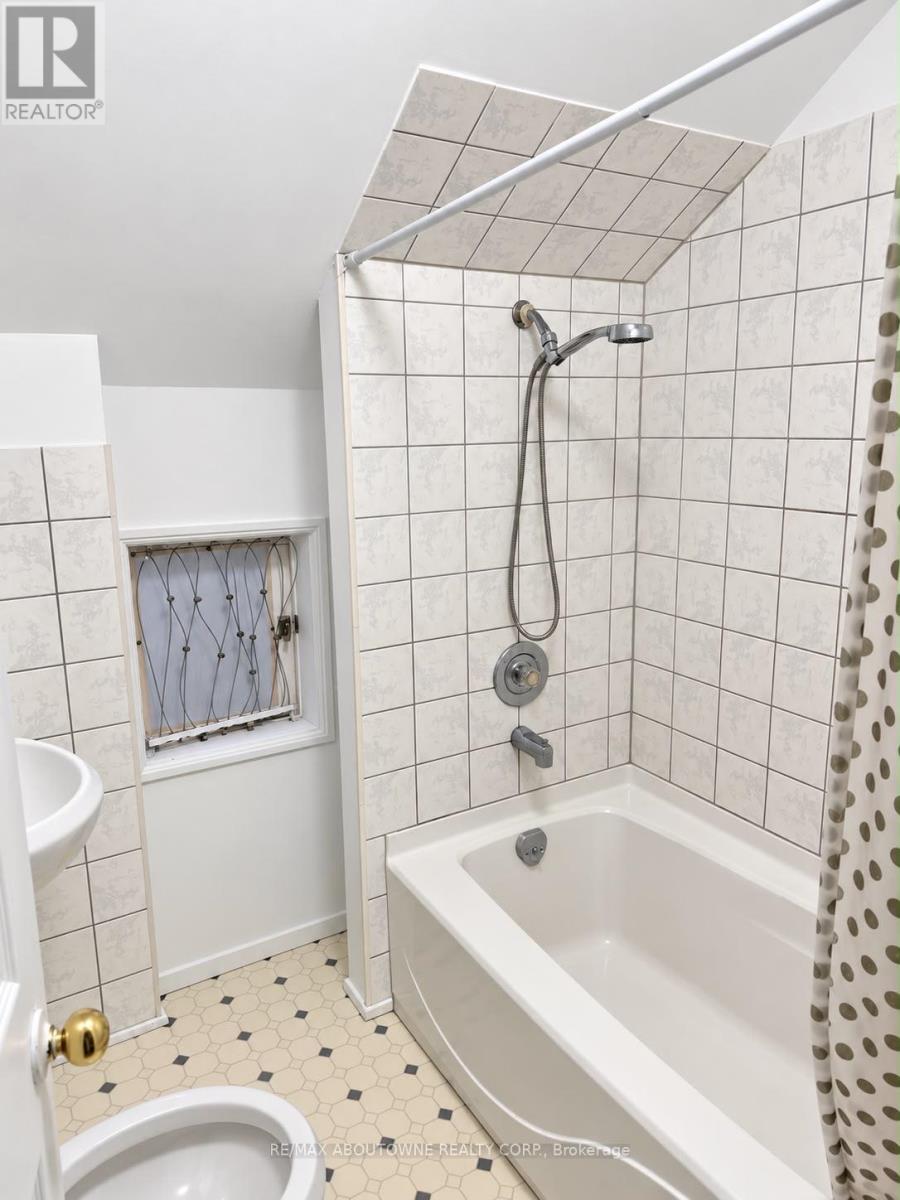70 Wellington Street S Property Photo 4