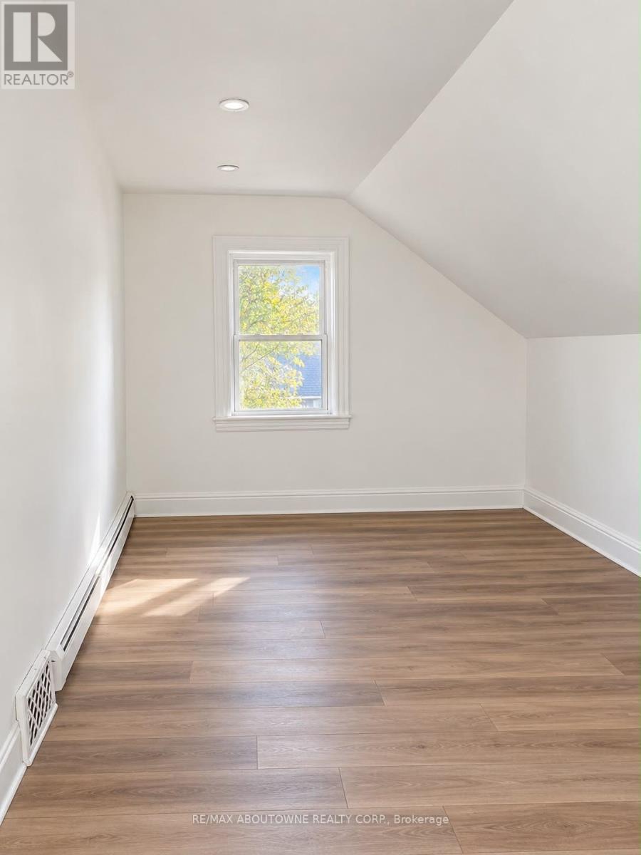 70 Wellington Street S Property Photo 7