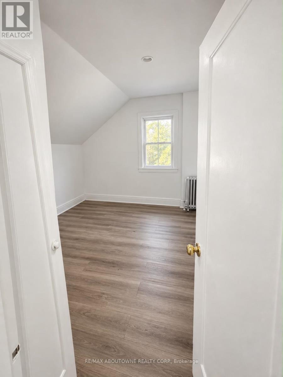 70 Wellington Street S Property Photo 9