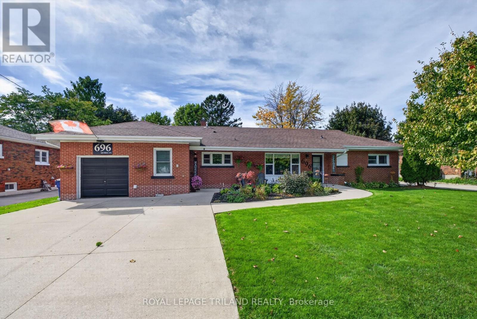 696 QUEEN STREET Property Photo 1