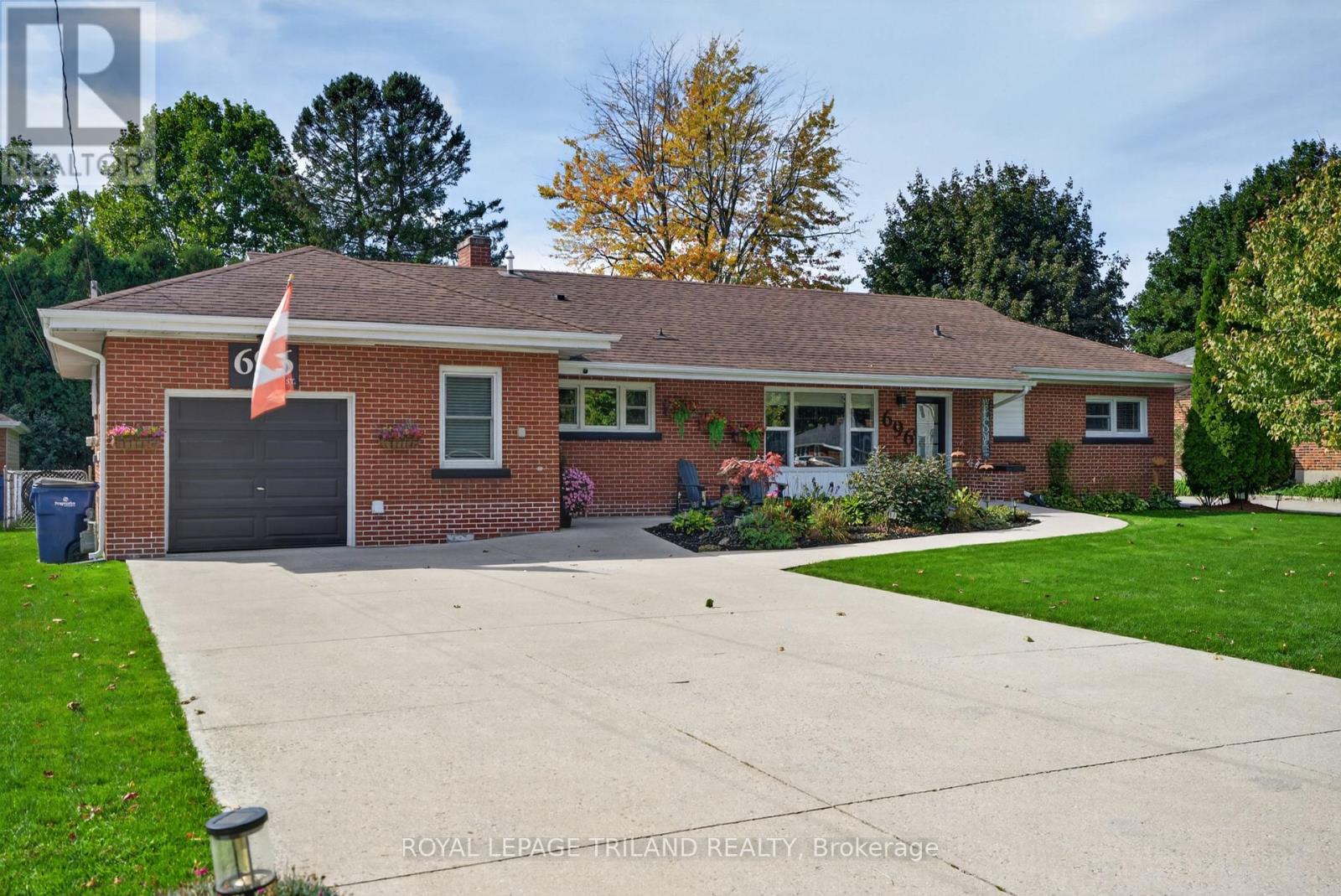 696 Queen Street Property Photo 4