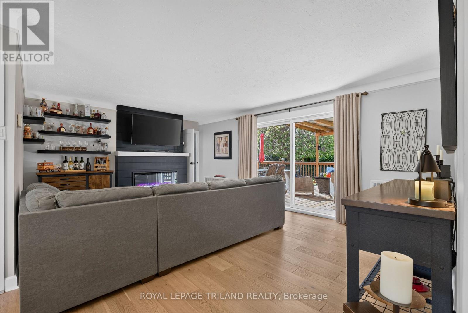 696 Queen Street Property Photo 16