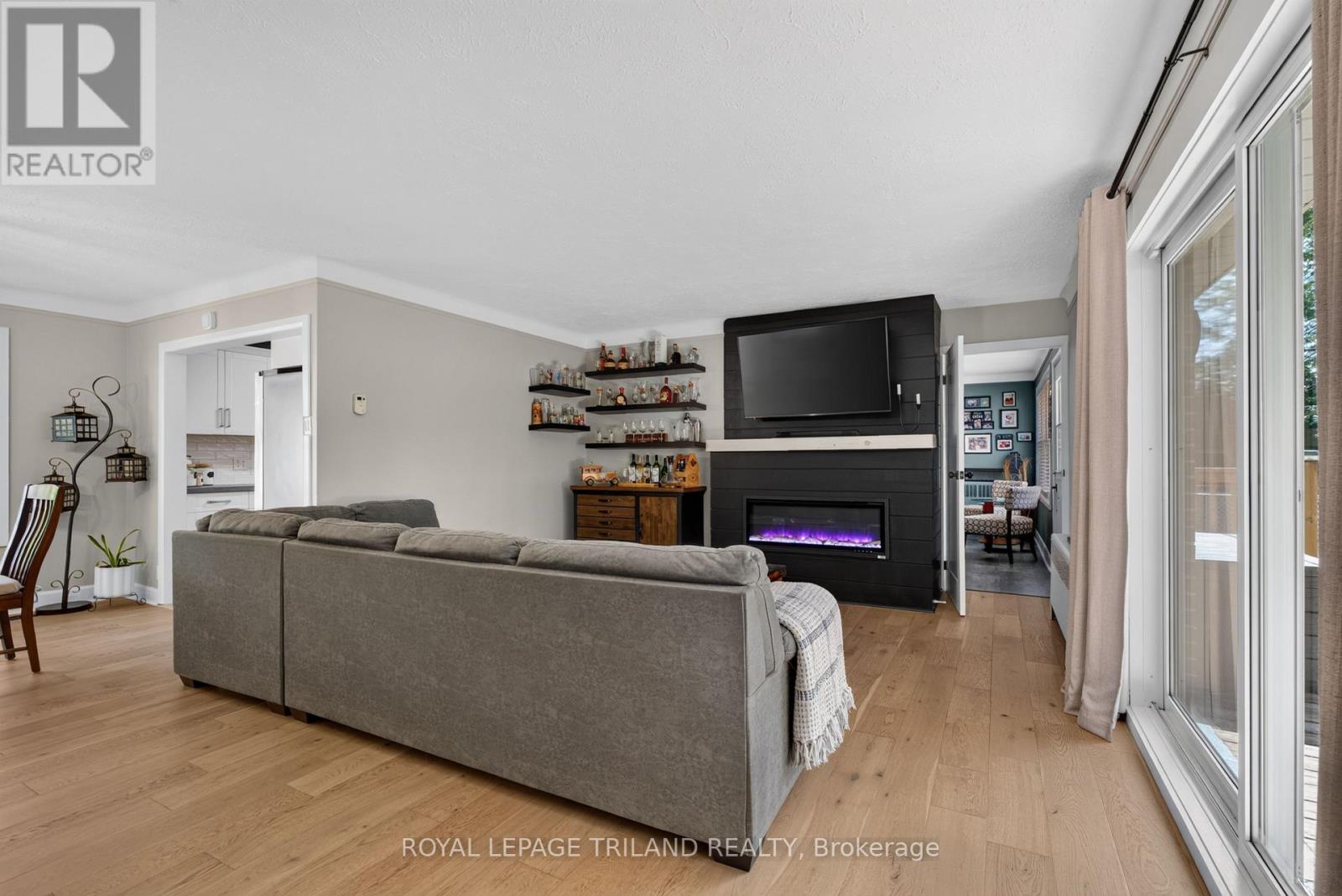 696 Queen Street Property Photo 17