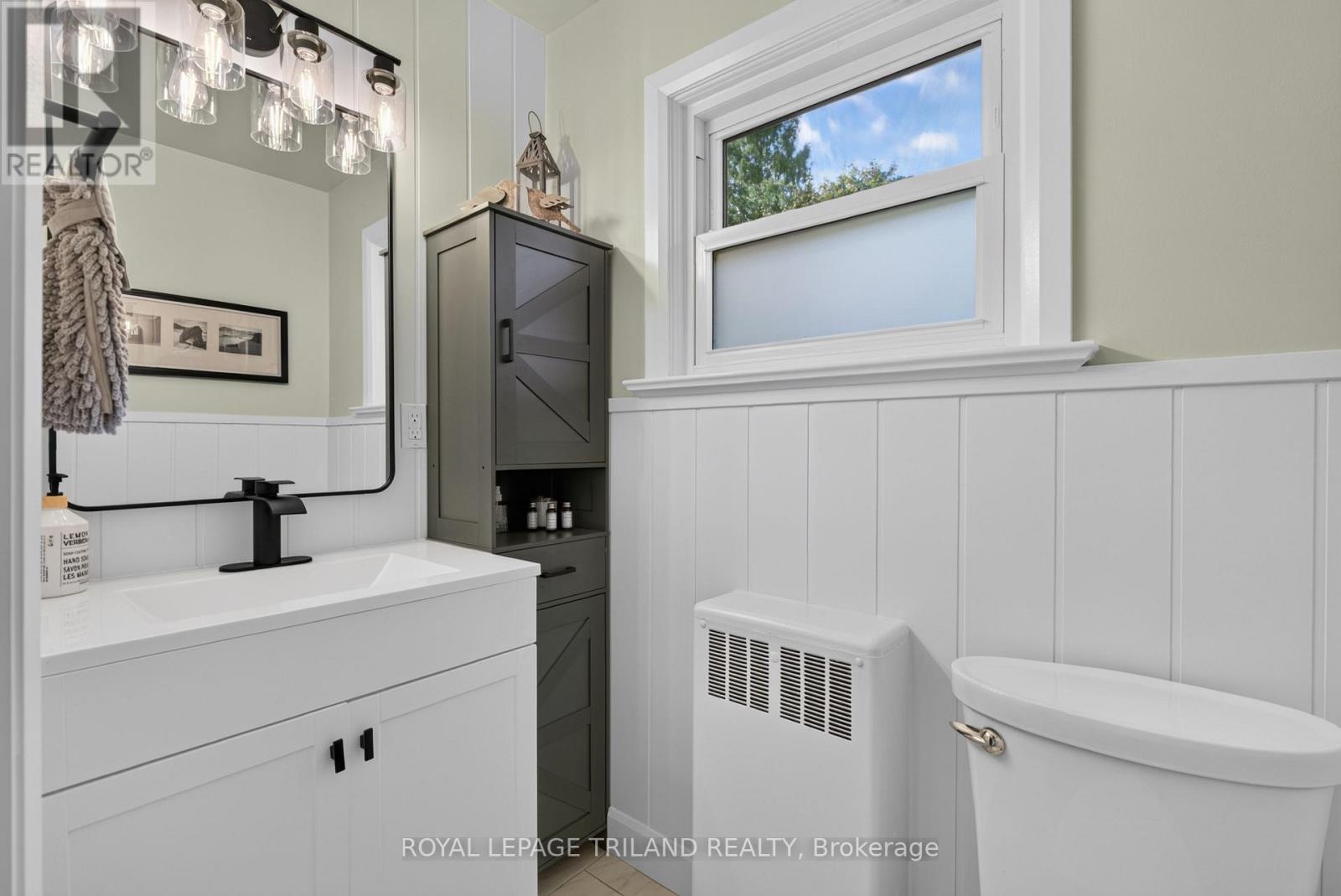 696 Queen Street Property Photo 22