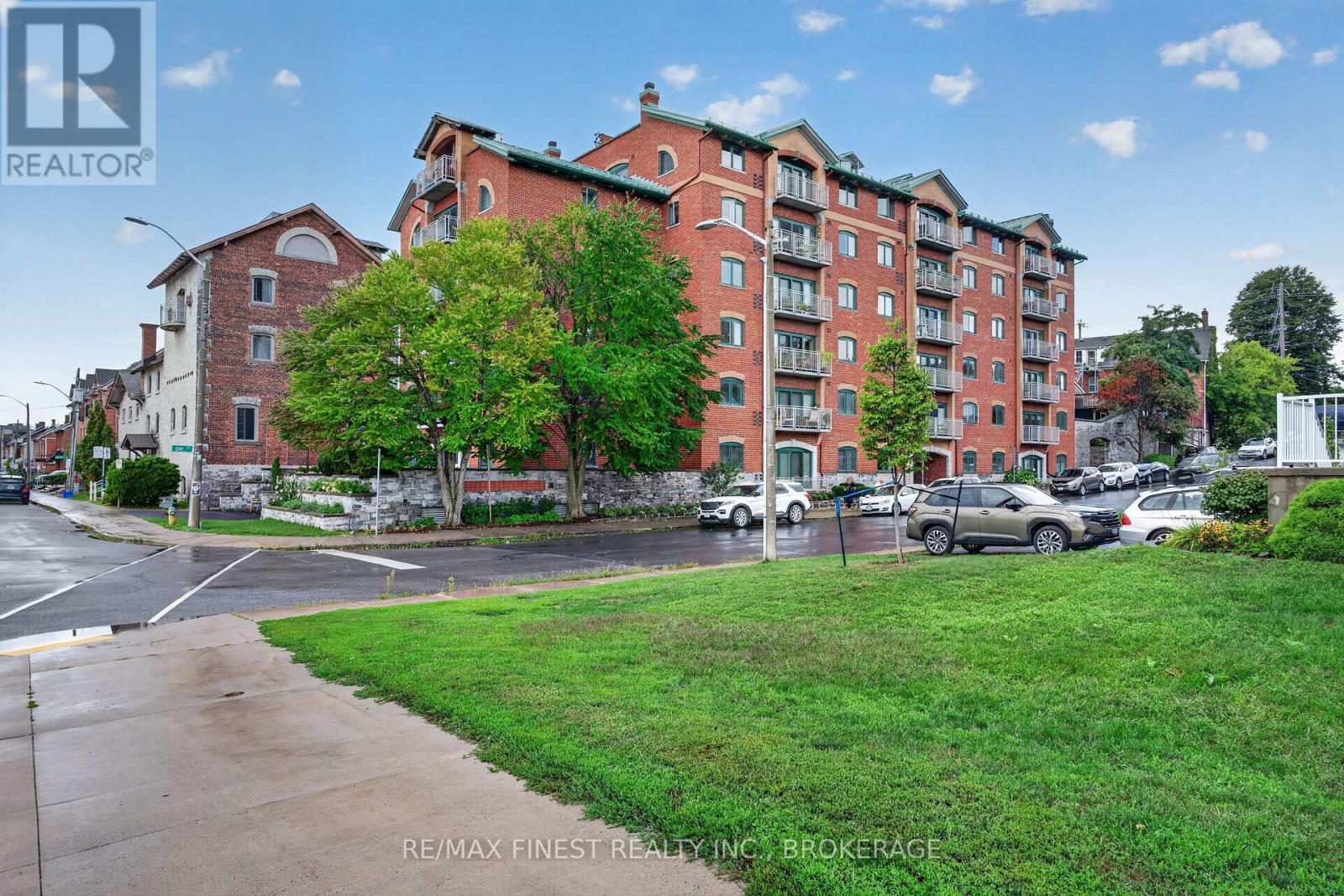 302 - 2 Bay Street Property Photo 1