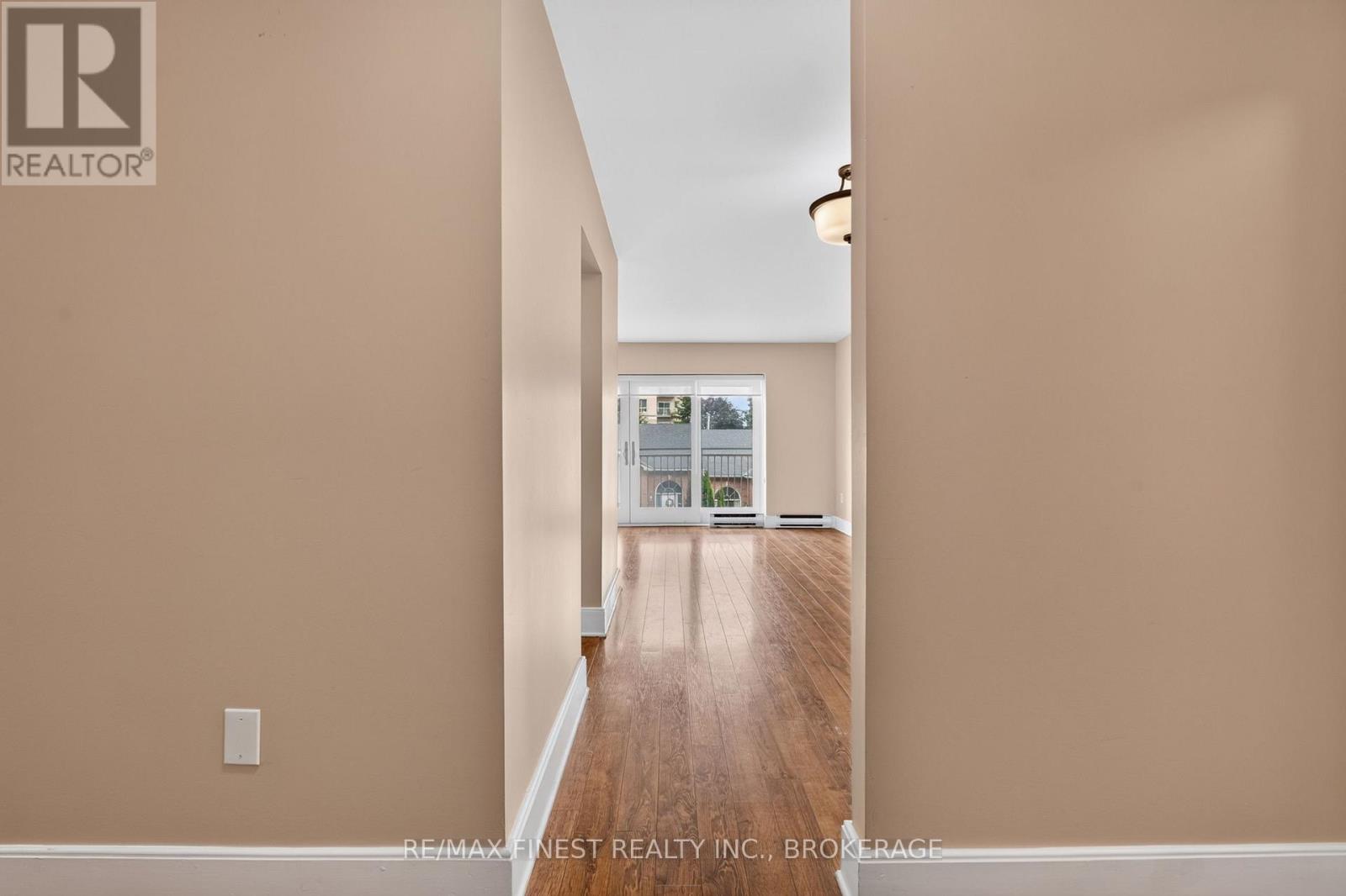 302 - 2 Bay Street Property Photo 8