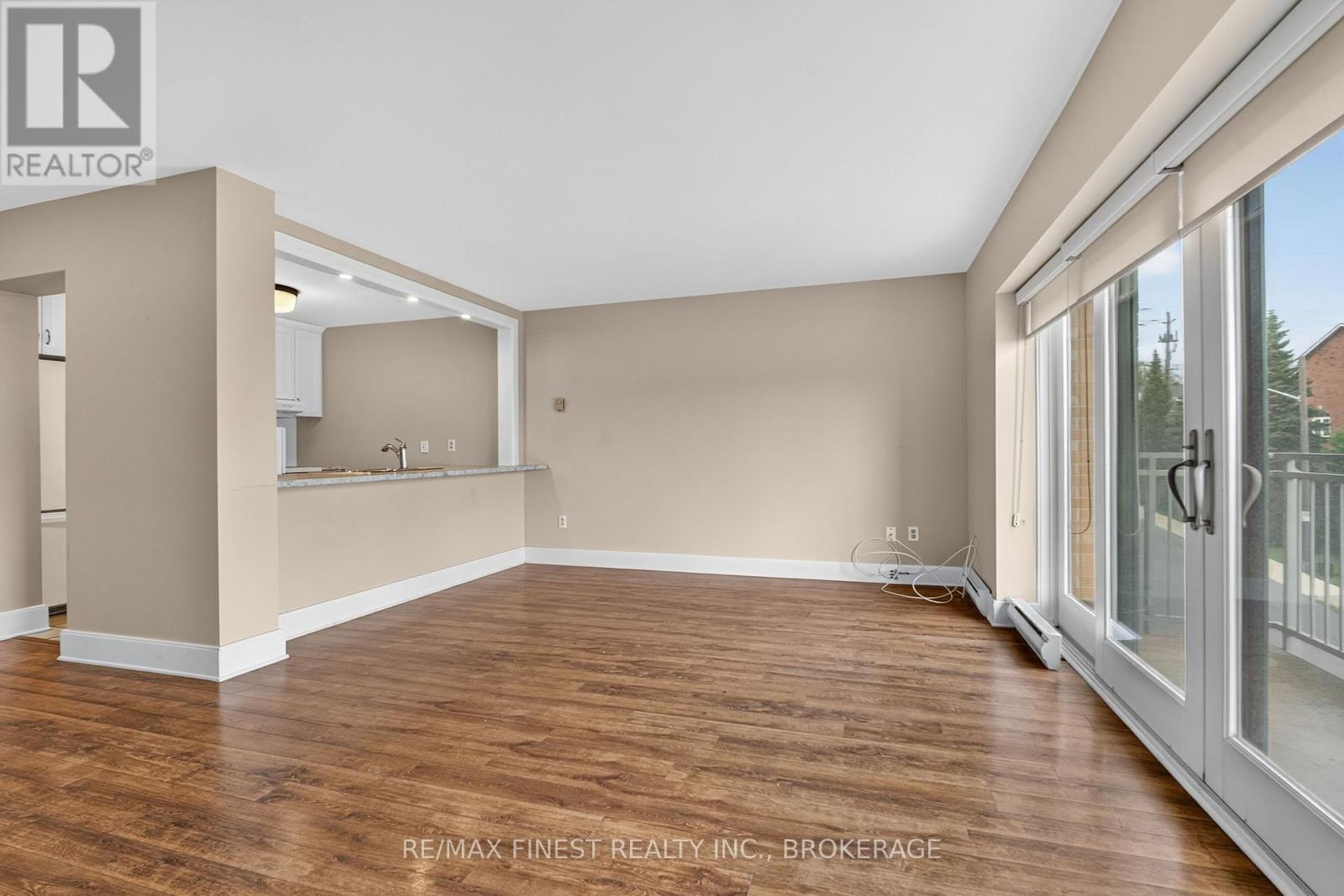 302 - 2 Bay Street Property Photo 11