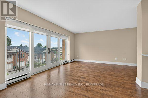 302 - 2 Bay Street Property Photo 12