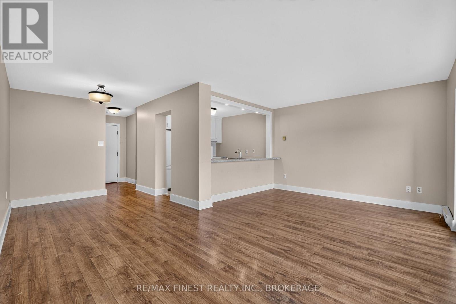 302 - 2 Bay Street Property Photo 15