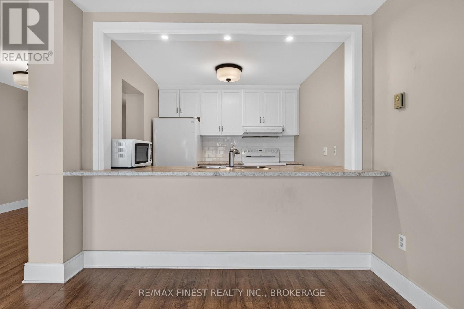 302 - 2 Bay Street Property Photo 16