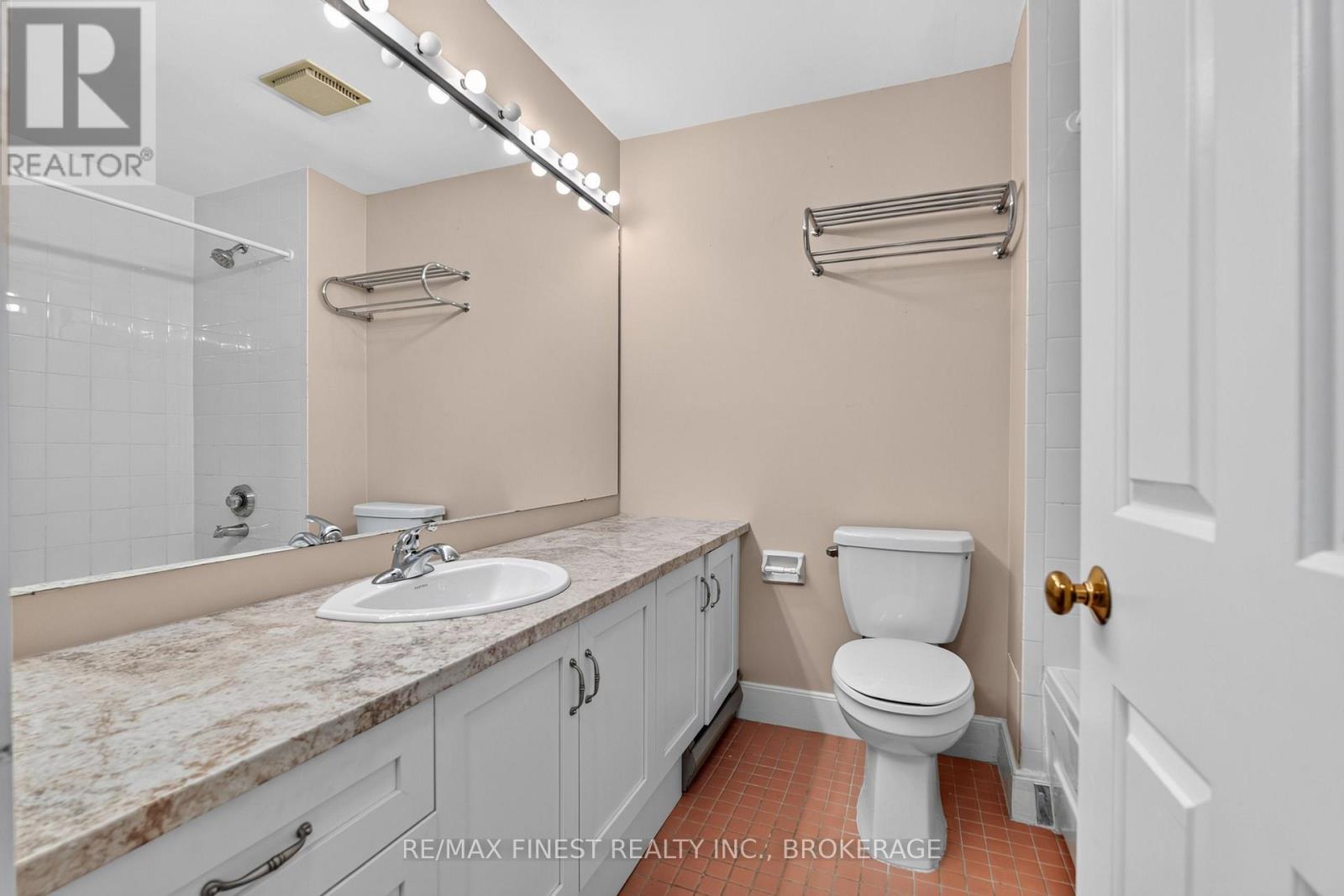 302 - 2 Bay Street Property Photo 25