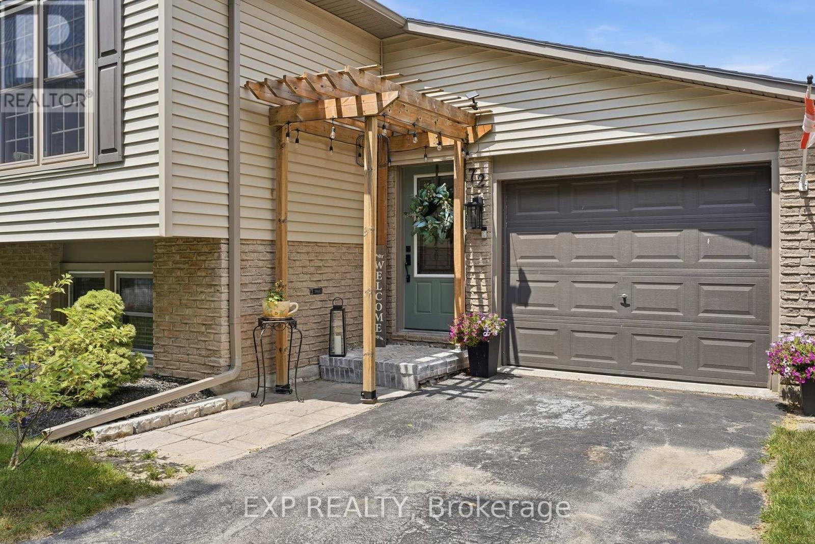 72 Crestlynn Crescent Property Photo 3