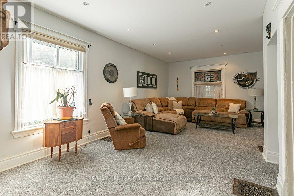 61 Alma Street Property Photo 8