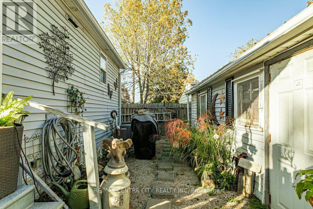 61 Alma Street Property Photo 28